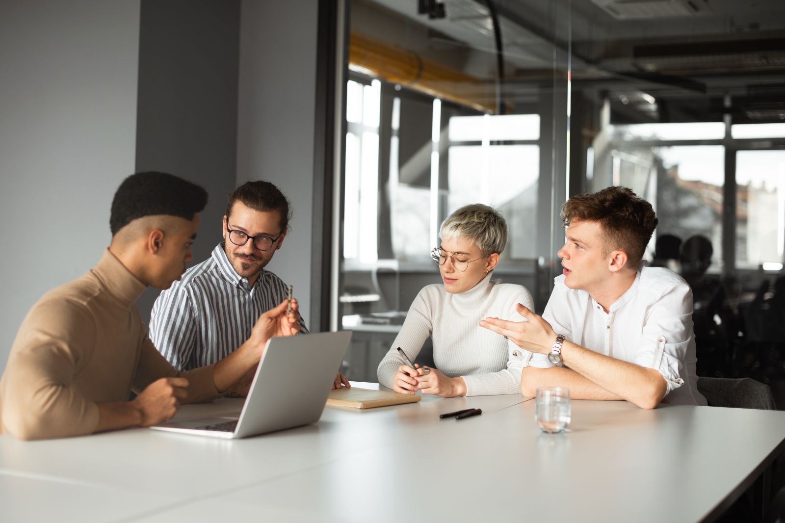 Quais profissionais podem fazer locação de Estação de trabalho em Coworking?